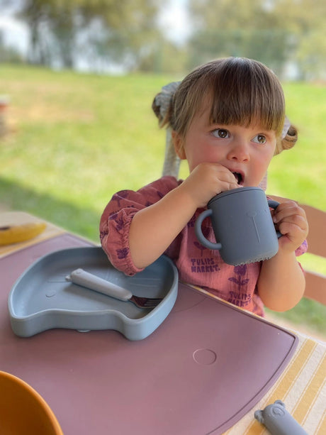 The Cotton Cloud Silicone Suction Plate Pippa Dusty Mauve – lasten silikonilautanen, sininen, 27 x 17 cm