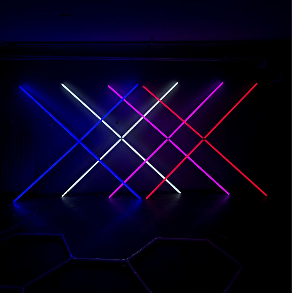 X malli LED-valaisin, 170 cm x 170 cm