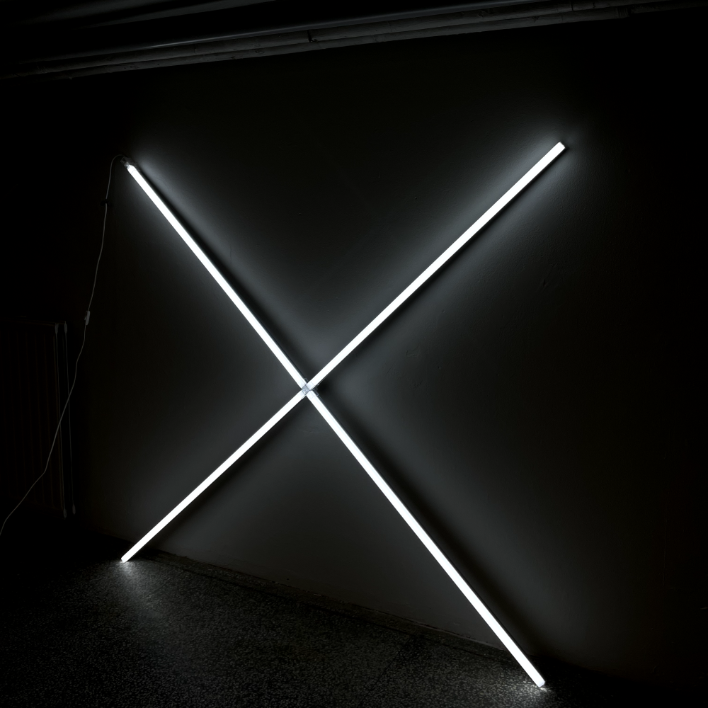 X malli LED-valaisin, 170 cm x 170 cm